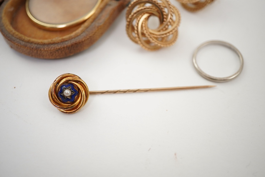 A collection of jewels, including a pair of earrings of knotted design in 9ct gold, 2.2cm diameter, British hallmarks, combined gross weight 6 grams; together with an untested pearl and enamel stick pin of knotted design